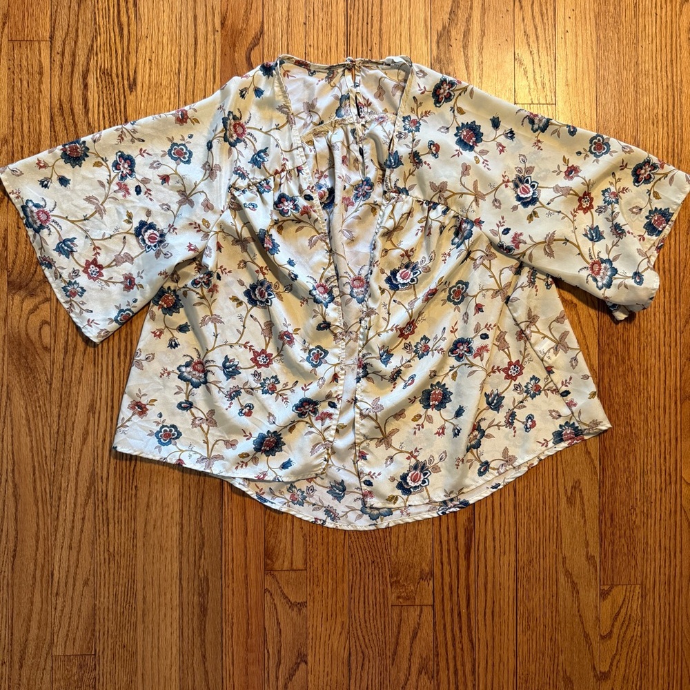 Willow & Clay Cream Floral Open Front Blouse - size small